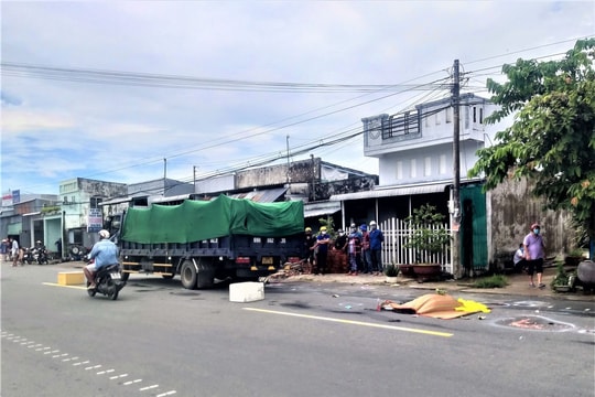 Hai người phụ nữ đi xe máy tử vong thương tâm dưới gầm xe tải