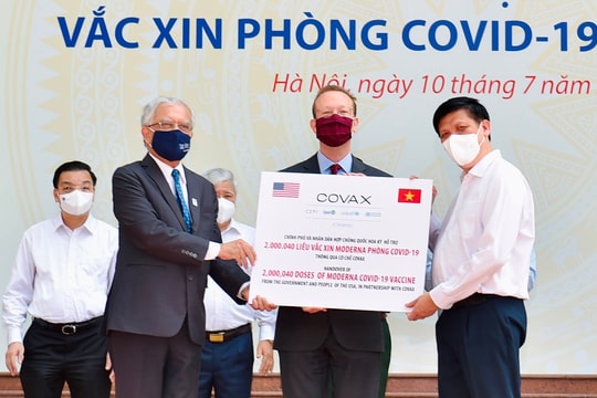 Chuyển khẩn cấp một nửa số vaccine Moderna vừa về Việt Nam cho TPHCM