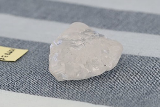 Khai quật viên kim cương khổng lồ hơn 1.000 carat