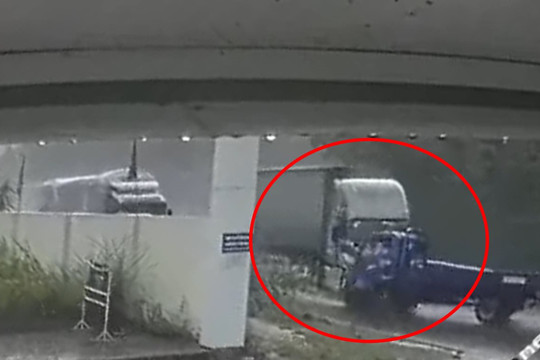 Clip: Kinh hoàng khoảnh khắc xe container tông trực diện xe tải ở Lạng Sơn