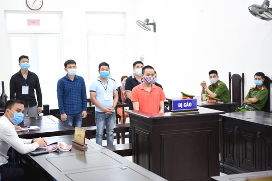 Ba anh em ruột cùng hầu toà trong vụ án dùng súng bắn người ở Hà Nội