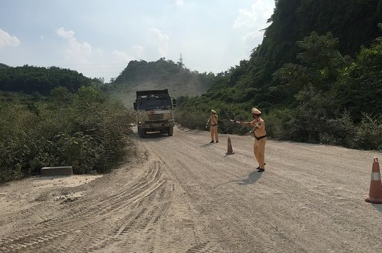 Đồng Hỷ: Xử lý nghiêm xe quá tải trọng phá hỏng đường liên xã