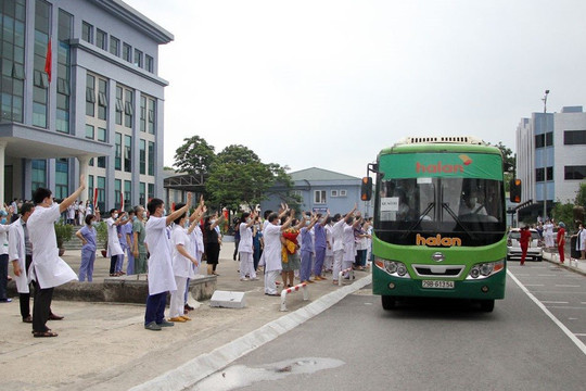 79 cán bộ Bệnh viện Trung ương Thái Nguyên lên đường chi viện cho tâm dịch TP. Hồ Chí Minh 