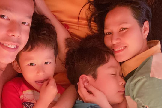 Thủ môn Tấn Trường 'lén' đi Hà Nội khi các con đang say giấc
