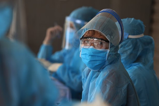 Hà Nội: Gần 900 nhân viên y tế xin nghỉ việc, chuyển công tác