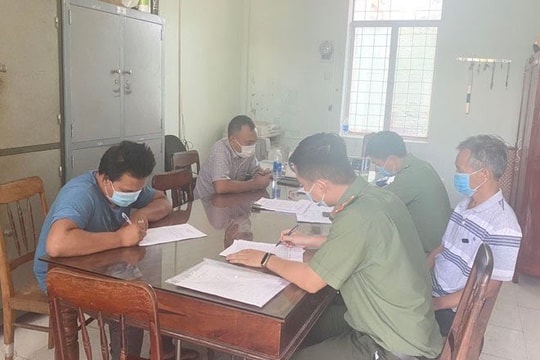 Xe cứu thương của cán bộ trung tâm y tế vận chuyển hành khách từ vùng dịch về Bình Định