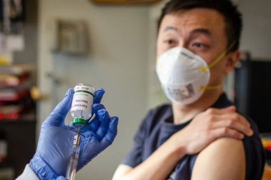 Trung Quốc: Người không tiêm vaccine ngừa COVID-19 sẽ bị cấm sử dụng dịch vụ công