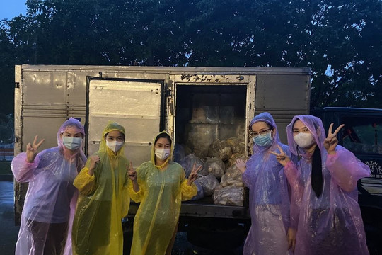 Dàn người đẹp đi tiếp tế lương thực: Ấm áp tình người trong đêm mưa

