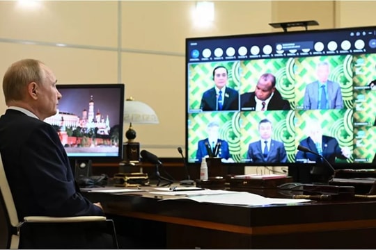 Tổng thống Putin: Nga ủng hộ dỡ bỏ rào cản đối với sản xuất và cung ứng vaccine COVID-19 trên thế giới
