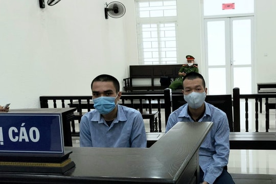 Đồng nghiệp dắt nhau vào tù vì lưu hành tiền giả 