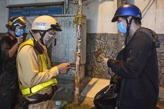 Chạy xe máy tới thăm bạn gái bị phạt 2,8 triệu đồng