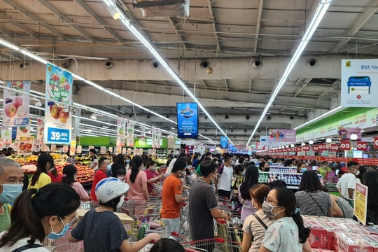 Hà Nội: Big C Thăng Long đông như nêm trước giờ áp dụng công điện 15