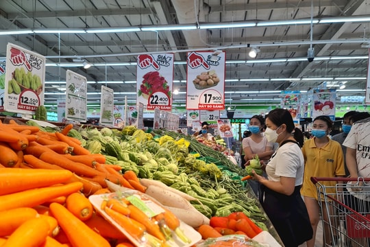 Hà Nội: Hàng hoá đầy ắp kệ siêu thị, người dân thong dong chọn mua