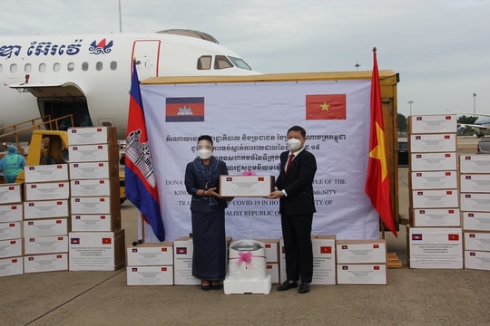 Campuchia gửi tặng Thành phố Hồ Chí Minh thiết bị, vật tư y tế phòng chống dịch