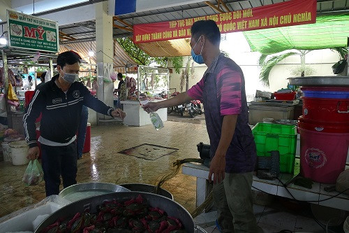 TPHCM: Chợ truyền thống siết chặt hoạt động, kiểm soát chặt chẽ người ra vào