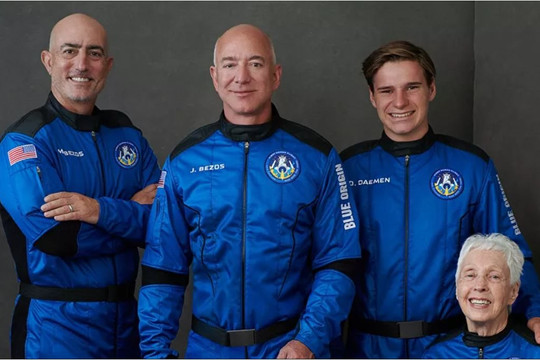 Tỷ phú Bezos từ vũ trụ trở về Trái đất an toàn