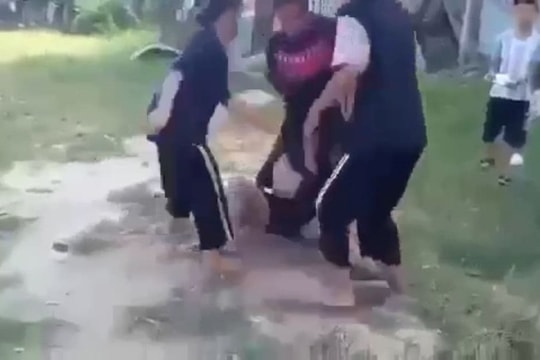 Nữ sinh ở Huế bị đánh hội đồng mặc nạn nhân van xin, khóc lóc