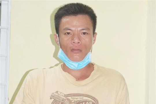 Bắt thanh niên cầm dao đuổi chém tổ chống dịch