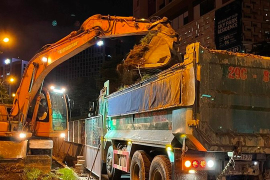 Xe quá tải phục vụ  thi công công trình Sở Giao thông vận tải Hà Nội