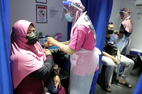 Nhân viên y tế Malaysia bị cáo buộc sử dụng ống vaccine ngừa COVID-19 rỗng tiêm cho người dân