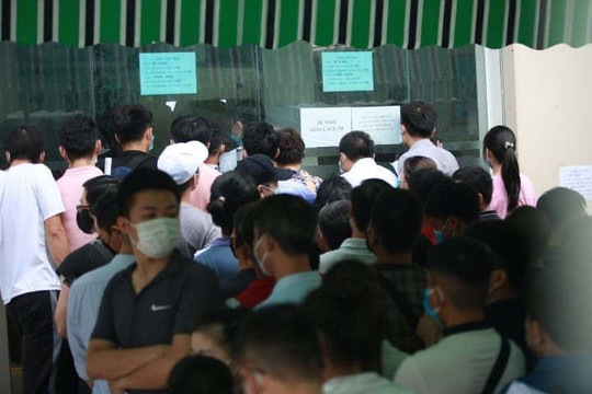 Hà Nội: Dừng lấy mẫu xét nghiệm COVID-19 sau vụ 'xếp hàng chật cứng'