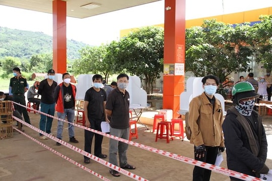 Các chốt phòng, chống Covid-19 ở Kon Tum hoạt động xuyên đêm, đảm bảo an toàn cho người dân