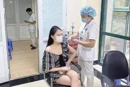 Vụ “hoa khôi” khoe tiêm vắc xin Covid-19: Bệnh viện kỷ luật, điều chuyển nhân viên y tế
