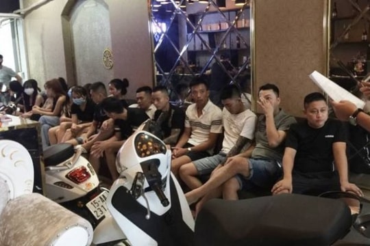 Hải Phòng: Phớt lờ lệnh cấm, quán karaoke mở cửa đón 19 khách vào hát giữa mùa dịch Covid-19