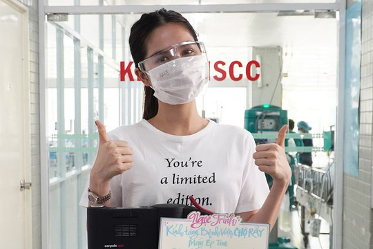 Ngọc Trinh đích thân đến Bệnh viện Chợ Rẫy TP.HCM trao tặng máy ép tim trị giá 500 triệu đồng