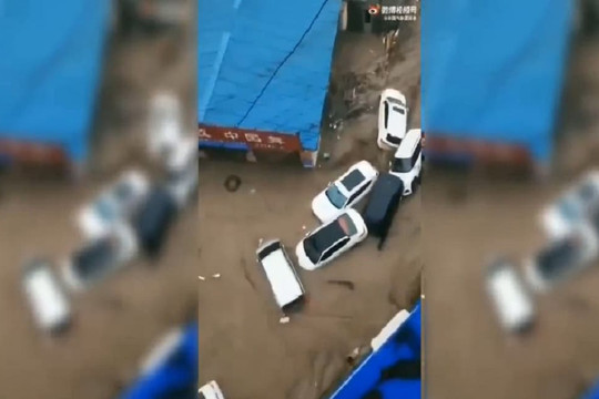 Mưa lũ cuốn trôi nhiều người và ô tô ở tỉnh Hà Nam, Trung Quốc