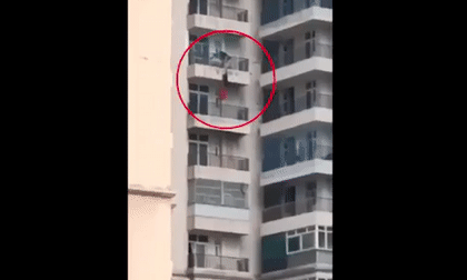 Chồng cố giữ tay vợ lơ lửng ngoài ban công tầng 9, tai họa ám ảnh đến ngay sau đó vài giây