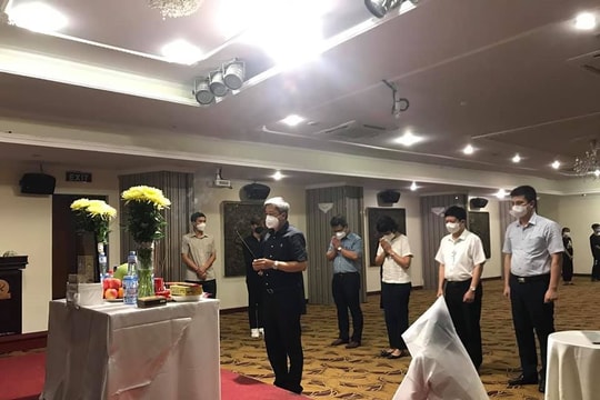 Cha mất không thể về, nữ sinh viên y Hải Dương chịu tang từ tâm dịch TP.HCM
