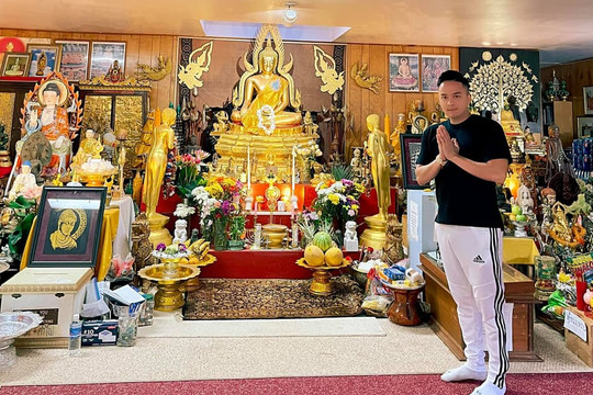 Cao Thái Sơn bị soi tư thế đứng không phù hợp khi đi chùa