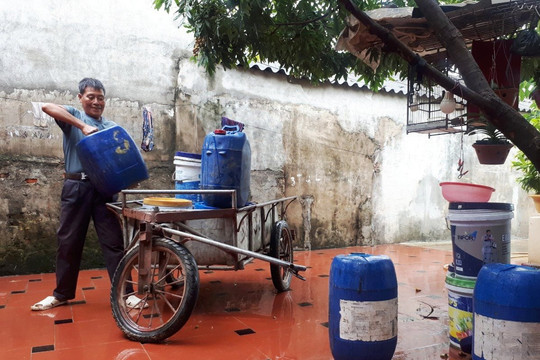 Gần nhà máy nước, hàng trăm hộ dân vẫn “khát” nước sạch