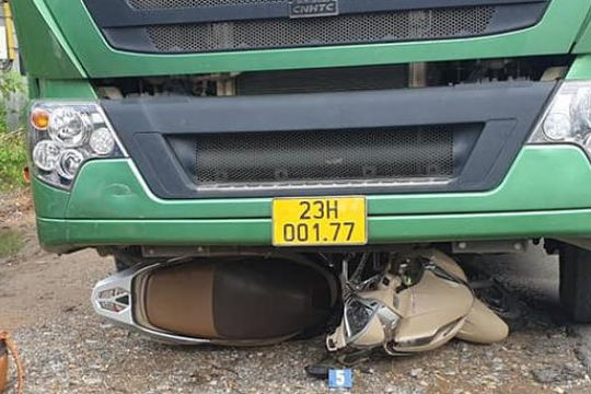 Va chạm xe tải, người phụ nữ bị cuốn vào gầm tử nạn thương tâm