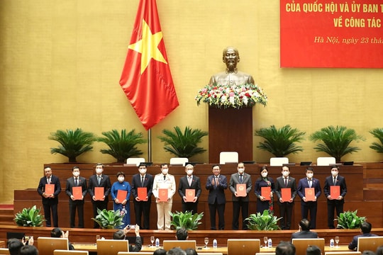 Chủ tịch Quốc hội Vương Đình Huệ trao Nghị quyết của Quốc hội về công tác cán bộ