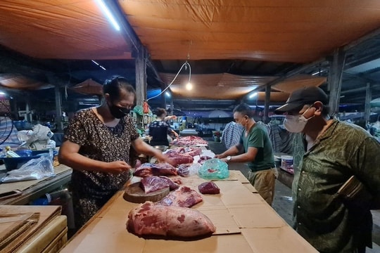 Người dân Hà Nội đi chợ trước giờ giãn cách xã hội