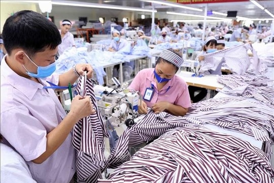 Thanh Hóa: Ra mắt 'Tổ An toàn COVID-19' trên xe ô tô lưu động chở công nhân