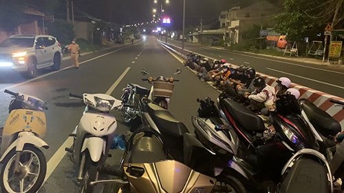 Bắt hành chục "quái xế" đua xe náo loạn đường phố Phan Thiết