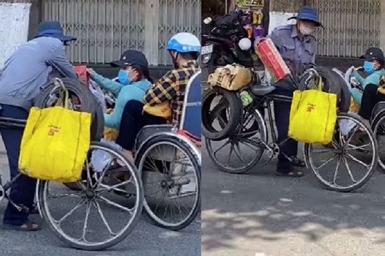Xúc động khoảnh khắc chị gái đi xe lăn chia lại thùng mì tôm cho người đàn ông khó khăn hơn