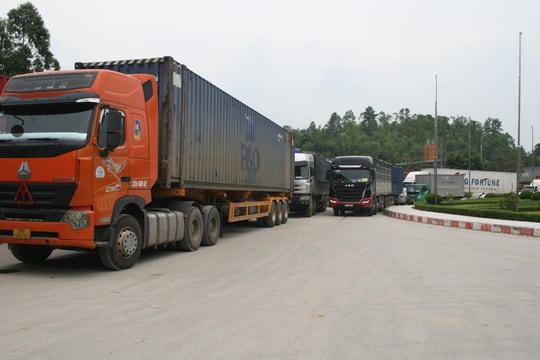 Lạng Sơn: Triển khai nhiều biện pháp vừa bảo đảm phòng, chống dịch bệnh Covid-19, vừa đẩy mạnh thông quan hàng hóa tại các cửa khẩu (Bài 1)