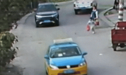Băng qua đường không quan sát, bé gái bị ô tô đâm trúng, cán qua người