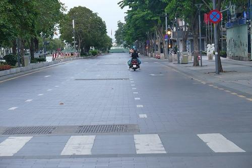 Ngày đầu thực hiện hạn chế ra đường sau 18h, đường phố TPHCM vắng lặng chưa từng thấy