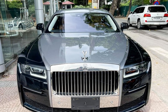Rolls-Royce Ghost EWB 2021 đầu tiên về Việt Nam, giá hơn 40 tỉ đồng.