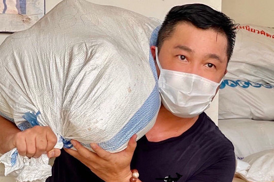 Lý Hùng và gia đình quyên góp 30 tấn gạo cho người nghèo