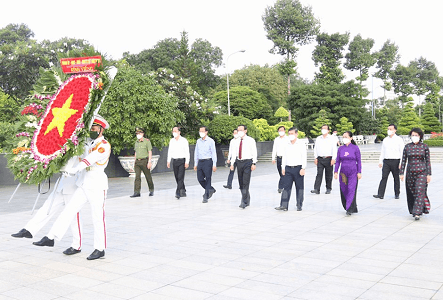 Lãnh đạo TPHCM dâng hoa, dâng hương tưởng niệm các anh hùng liệt sĩ