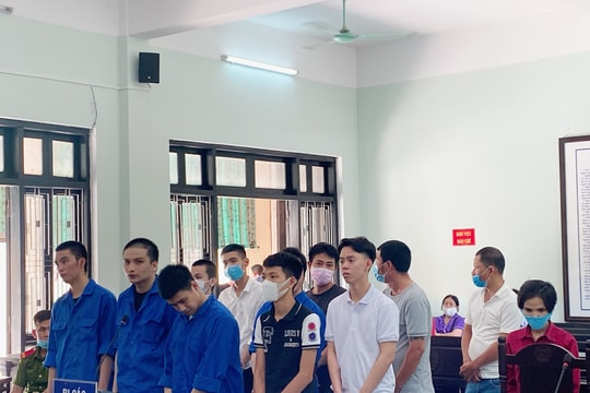 Xét xử 12 bị cáo trong vụ án đánh bạc qua mạng Internet
