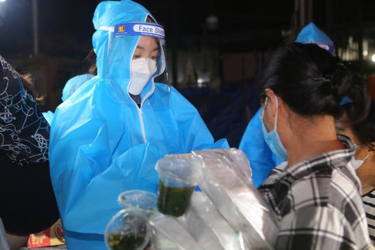 Đỗ Hà, Mỹ Linh, Thùy Linh mặc đồ bảo hộ phát cơm cho người nghèo