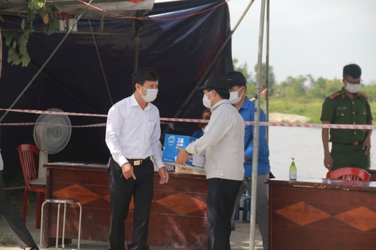 TAND T.P Hội An thăm hỏi, tặng quà các chốt kiểm soát dịch bệnh
