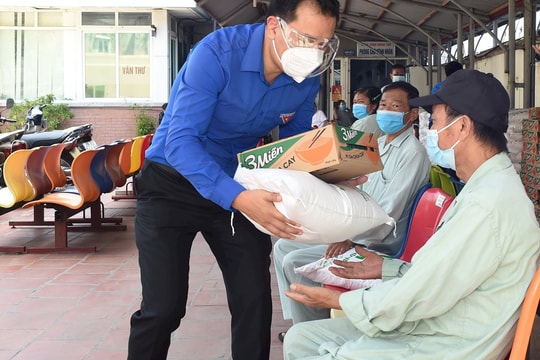 470 suất quà được trao tận tay cho bệnh nhân đang chạy thận ở Hà Nội